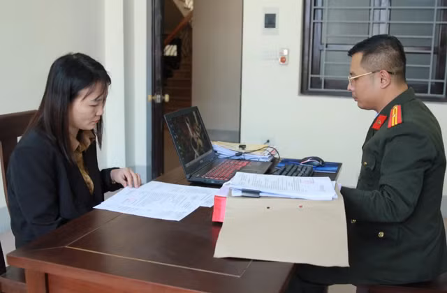 Khởi tố hai đối tượng làm giả hồ sơ cầu thủ trẻ tại CLB Sông Lam Nghệ An Khoi to hai doi tuong lam gia ho so cau thu tre tai CLB Song Lam Nghe An