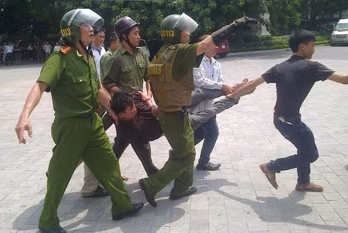 Em bị chặn xe kiểm tra, anh cùng đồng bọn tông vào xe và đánh CSGT Em bi chan xe kiem tra, anh cung dong bon tong vao xe va danh CSGT