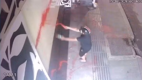 Một gia đình ở Sài Gòn bị nhóm đòi nợ khủng bố bằng sơn, chất bẩn - Hình 4 Mot gia dinh o Sai Gon bi nhom doi no khung bo bang son, chat ban-Hinh-4