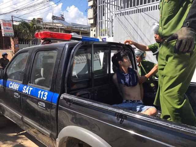 Thượng úy công an bị người đàn ông chém trọng thương Thuong uy cong an bi nguoi dan ong chem trong thuong
