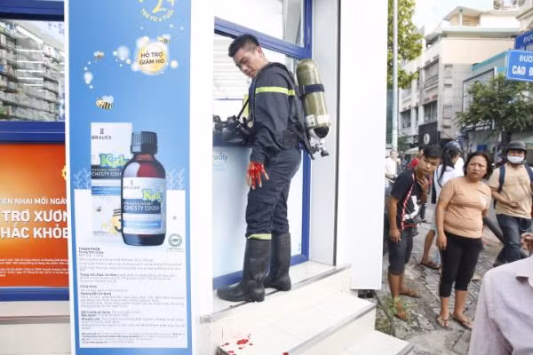 Chiến sĩ Cảnh sát PCCC bị thương khi chữa cháy nhà dân ở Sài Gòn - Hình 3 Chien si Canh sat PCCC bi thuong khi chua chay nha dan o Sai Gon-Hinh-3