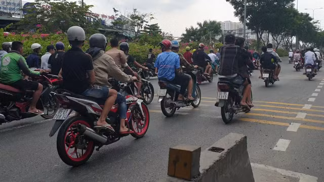 Nhóm quái xế đua xe, bốc đầu gây náo loạn trên quốc lộ 1 Nhom quai xe dua xe, boc dau gay nao loan tren quoc lo 1