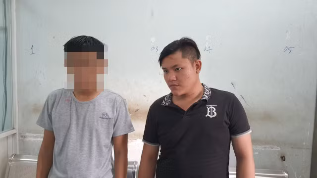Bắt 2 nghi can trong nhóm giang hồ dùng hung khí truy sát người đàn ông ở Sài Gòn bị bắt Bat 2 nghi can trong nhom giang ho dung hung khi truy sat nguoi dan ong o Sai Gon bi bat