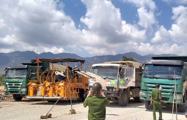 Được vận động, một hộ dân không còn cản trở thi công cao tốc Cam Lâm - Vĩnh Hảo Duoc van dong, mot ho dan khong con can tro thi cong cao toc Cam Lam - Vinh Hao