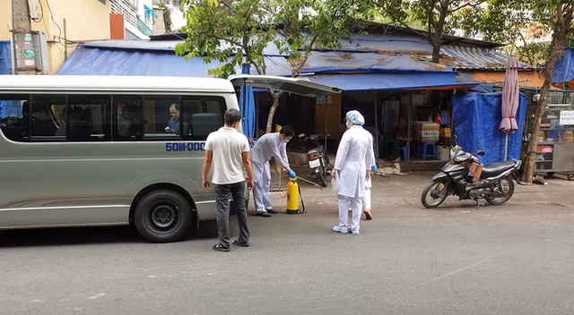 TP.HCM: Cach ly chung cu Hoa Binh voi 1.000 dan-Hinh-2