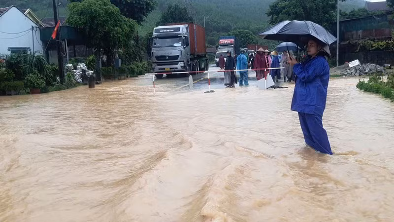 Nghệ An: Mưa lớn gây ngập sâu, sạt lở nhiều tuyến đường