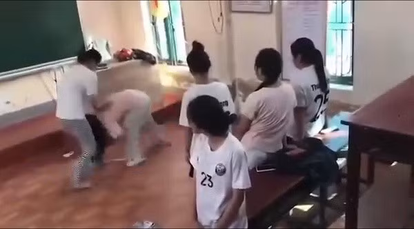 Nữ sinh lớp 10 ở Nghệ An bị nhóm bạn cùng lớp đánh hội đồng