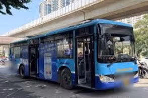 Tai nạn giữa xe máy và xe buýt trên đường Nguyễn Trãi, một cháu nhỏ tử vong