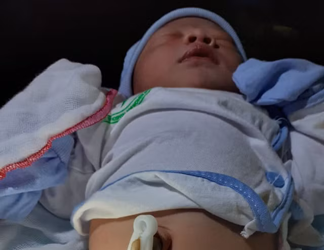 Sản phụ bỏ rơi con dưới chân cầu sau sinh 1 đêm San phu bo roi con duoi chan cau sau sinh 1 dem