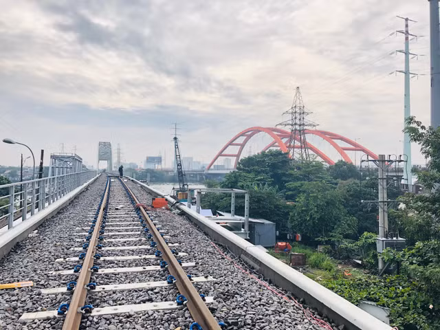 Cầu đường sắt Bình Lợi mới chính thức hoạt động sau 4 năm thi công Cau duong sat Binh Loi moi chinh thuc hoat dong sau 4 nam thi cong