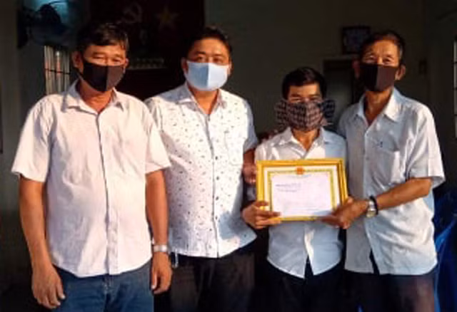Mot dang vien duoc khen thuong vi dung to chuc tiec thoi noi cho con