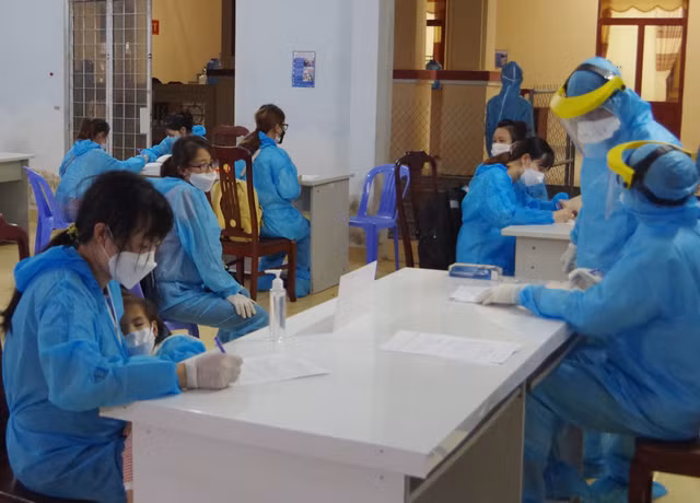 300 người từ nước ngoài về được cách ly tại Vĩnh Long và Sóc Trăng 300 nguoi tu nuoc ngoai ve duoc cach ly tai Vinh Long va Soc Trang