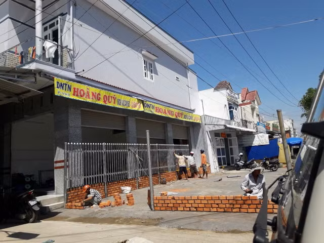 Chu tich huyen noi khong nhung xa van xay hang rao chan mat tien nha dan