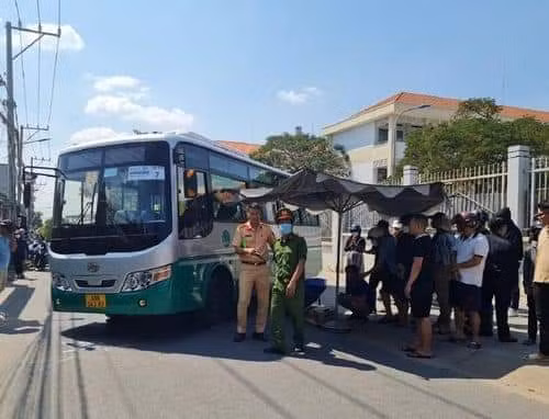 Tài xế lùi xe bất cẩn một học sinh lớp 3 ở Đồng Nai tử vong Tai xe lui xe bat can mot hoc sinh lop 3 o Dong Nai tu vong