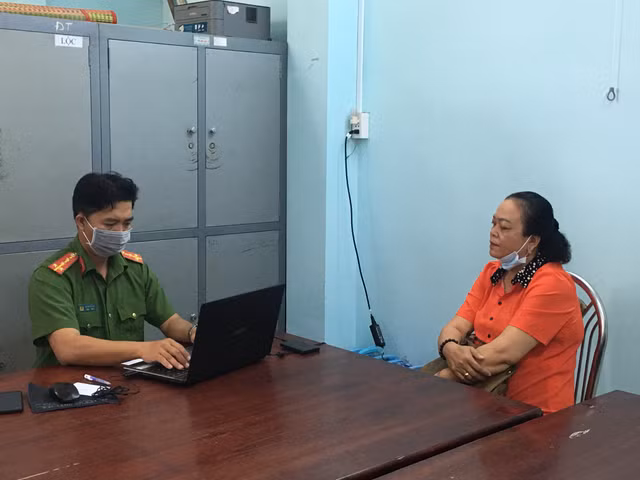 Nguoi to chuc dam tang cho chinh minh bi cong an tam giu
