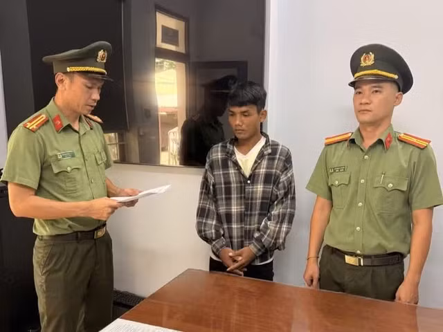 bat-giam-doi-tuong-nhan-lam-giay-phep-lai-xe-gia-de-truc-loi.jpg