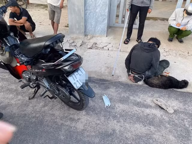 Đối tượng bị bắt quả tang khi thực hiện hành vi trộm chó. Ảnh ĐVCC