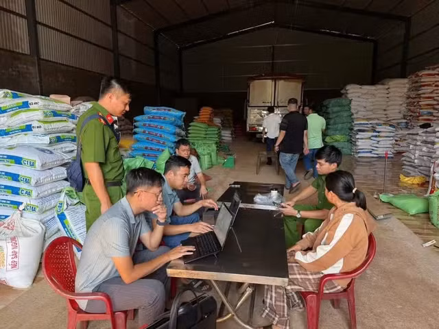 khoi-to-2-vo-chong-phu-phep-hang-tan-gao-re-tien-thanh-gao-deo-thai-son.jpg