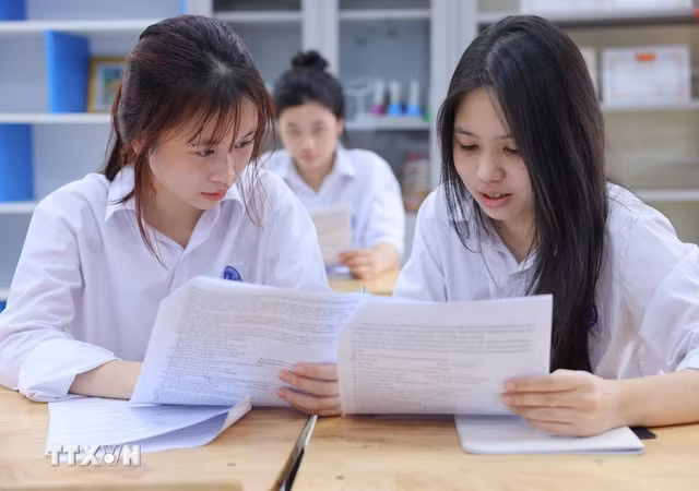 Học sinh nỗ lực ôn tập cho kỳ thi vào lớp 10. (Ảnh: Thanh Tùng/TTXVN)