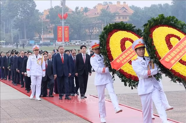 Lãnh đạo Đảng, Nhà nước viếng Chủ tịch Hồ Chí Minh nhân kỷ niệm 96 năm Ngày thành lập Đảng Cộng sản Việt Nam. Ảnh: An Đăng/TTXVN