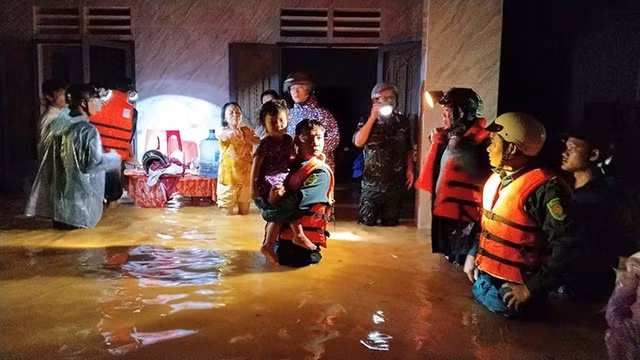 Lực lượng chức năng xã Cát Tiên 3 (Lâm Đồng) kịp thời di dời người và tài sản ra khỏi vùng lũ. Ảnh: TTXVN phát