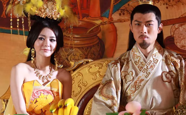 Lệ Hoa còn mời các đạo sĩ vào cung lập đàn tế, khiến Trần Thúc Bảo tin vào những điều kỳ bí. Càng về sau, Trần Thúc Bảo càng bỏ bê triều chính, các quan tấu sớ đều phải qua hoạn quan Thái Lâm Nhân và Lý Thiện Độ, hai người này chịu sự chi phối của Trương Lệ Hoa.