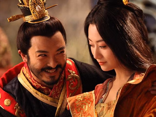 Chuyện trong cung và triều chính đều do Trương Lệ Hoa quyết định. Nàng được cho là tùy tiện phong tước vị, nhận hối lộ, kết bè phái khiến nhà Trần (Trung Hoa) ngày càng suy yếu.