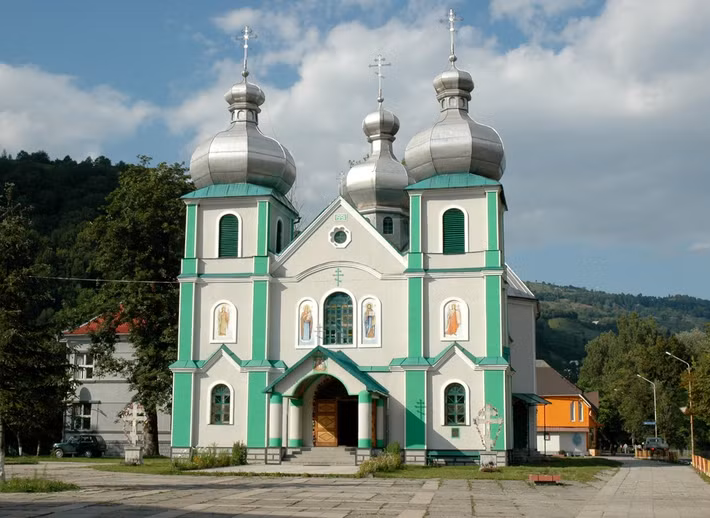 7. Rakhiv là thành phố cao nhất ở Ukraine. Nằm ẩn mình trong những khu rừng Carpathian tươi tốt ở miền tây Ukraine, thị trấn miền núi này là điểm đến hoàn hảo cho những người yêu thiên nhiên và đam mê đi bộ đường dài.