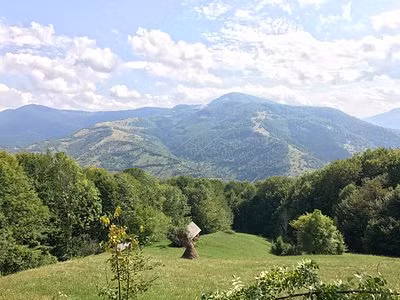 Là nơi lý tưởng cho những người yêu thích mạo hiểm muốn khám phá miền nam Carpathians, Rakhiv hứa hẹn có cảnh quan tuyệt đẹp - bao gồm những sườn núi đẹp như tranh vẽ và những cầu trượt chân đu đưa qua sông Tysa đang chảy xiết.