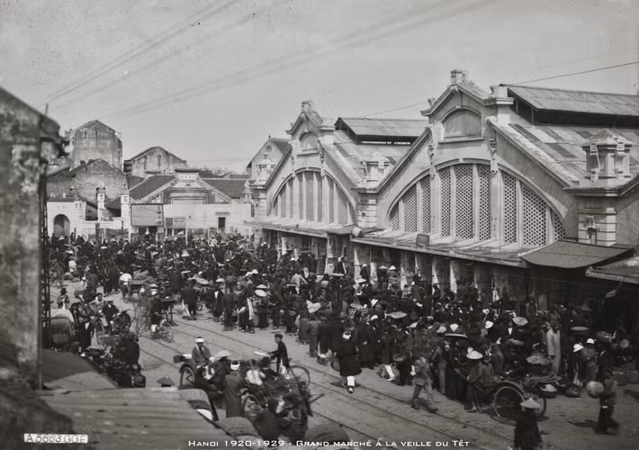 Khung cảnh đông đúc tại chợ Đồng Xuân ngày 30 Tết, thập niên 1920.
