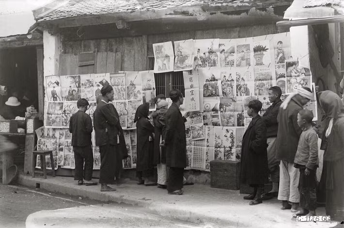 Một cửa hàng tranh Tết ở Hà Nội năm 1929.