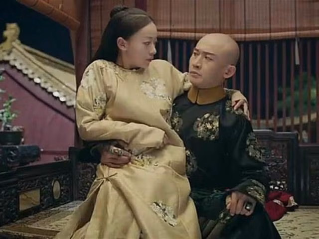 Cuộc tình vụng trộm này kéo dài đến 2 năm và kết quả là Phúc Khang An ra đời. Về sau, mối quan hệ giữa Càn Long và Qua Nhĩ Giai thị ngày càng mờ nhạt.