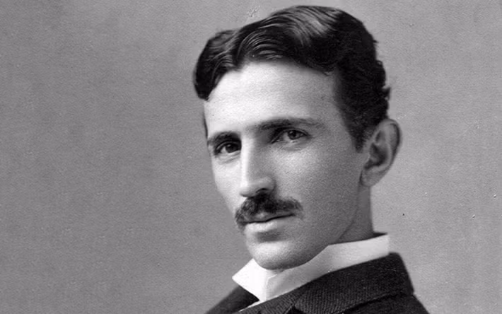 1. Nikola Tesla (1856-1943) là nhà phát minh, nhà vật lý, kỹ sư điện và kỹ sư cơ khí người Mỹ. Ông có thể là nhà khoa học sáng tạo và điên rồ nhất trong lịch sử. Nikola có nhiều nghiên cứu hữu ích, bao gồm các nghiên cứu về dòng điện xoay chiều và tia X.