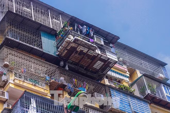 Thậm chí có những "chuồng cọp" ở khu chung cư Giảng Võ đua ra hẳn 4-5m, ngang một căn phòng nhỏ gây mất mỹ quan đô thị và an toàn về chất lượng công trình và PCCC.