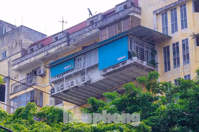 Một "chuồng cọp" tầng 8 chẳng khác gì một căn hộ "lơ lửng" vừa hoàn thiện xong, trong khi cơ quan chức năng hầu như không có động thái xử lý.
