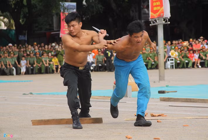 Chiến sĩ CSCĐ biểu diễn khống chế một đối tượng dùng dao tấn công.