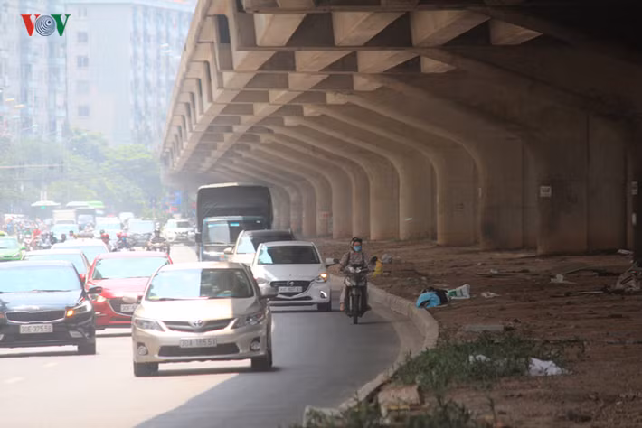 Trở thành nứt vứt rác, phế thải ngay giữa đường.