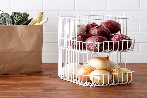 Hành tây và tỏi. Nhiệt độ lạnh khiến hành tây và tỏi nhanh hỏng và ảnh hưởng đến mùi vị, vì vậy mọi người chỉ nên bảo quản chúng trong chạn thức ăn. (Ảnh: The container store)