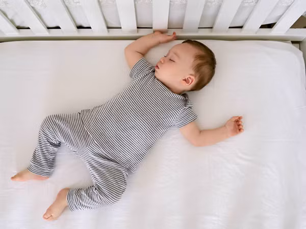 Tuy nhiên, nằm ngửa thời gian dài không có lợi cho sự phát triển của hộp sọ, khiến toàn bộ trọng lực dồn xuống vùng sau đầu gây nên tình trạng đầu bẹt. Nằm ngửa cũng dễ khiến trẻ ọc sữa. Nếu không xử lý kịp thời, sữa có thể đọng lại vùng cổ gây sặc khí quản, phổi.