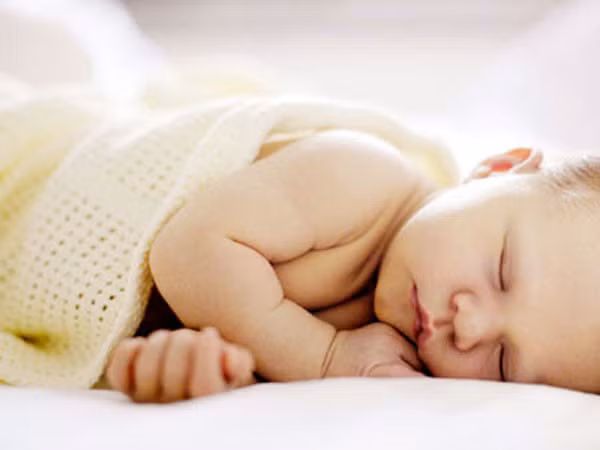 Tuy nhiên, trẻ nằm nghiêng thời gian dài khiến hộp sọ bên đó chịu trọng lượng nặng dễ biến dạng, dẫn đến tình trạng đầu không đối xứng. Nằm nghiêng thời gian dài còn ảnh hưởng đến khuôn mặt, gây tình trạng mặt bên to bên nhỏ.