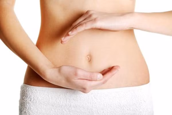 Vị trí rốn: Rốn nằm ở phần giữa cơ thể, có chức năng truyền dinh dưỡng từ mẹ sang bào thai. Khi lớn lên, rốn không còn chức năng này nữa song rất cần lưu tâm. Y học cổ truyền coi rốn là một trong những huyệt đạo quan trọng trên cơ thể, được gọi là huyệt Thần môn. Khi massage, tốt nhất không tự ý sử dụng lực đụng chạm vào vị trí này.