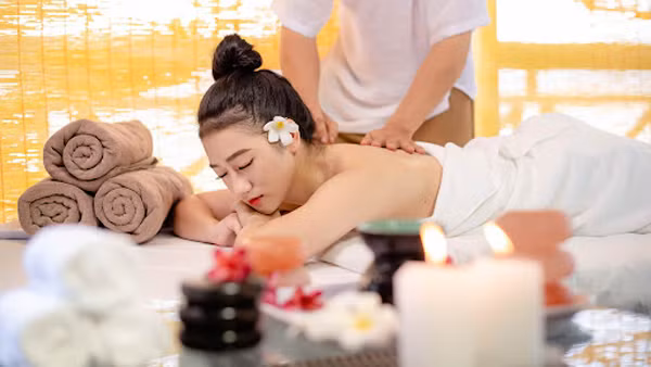 Chất lượng cuộc sống nâng cao, nhiều người ngày càng quan tâm đến việc giữ gìn sức khỏe. Vì vậy, ngày càng nhiều trung tâm giới thiệu phương pháp massage chăm sóc sức khỏe đến chị em có nhu cầu. (Ảnh minh họa)
