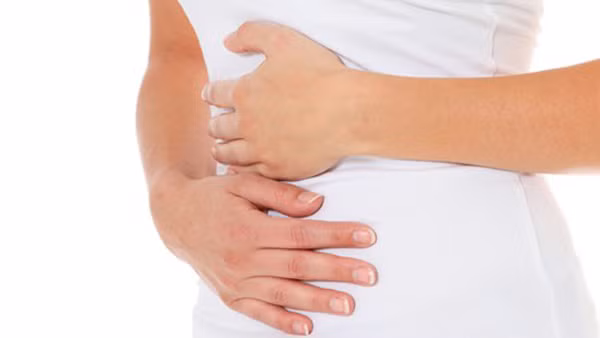Đặc điểm cấu tạo khiến rốn là nơi dễ tồn đọng chất bẩn. Tuy vậy, phụ nữ cần chú ý thao tác nhẹ nhàng khi vệ sinh. Tốt nhất không nên dùng lực mạnh, ngoáy sâu vào rốn vì lớp da ở đây tương đối mỏng. Không cẩn thận, da sẽ bị tổn thương, khiến vi khuẩn có cơ hội thâm nhập vào cơ thể, gây viêm nhiễm.