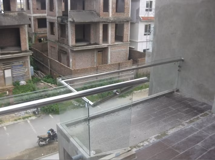 Lan can ban công kính âm sàn mang lại vẻ đẹp đơn giản, sáng, thoáng và thanh thoát. Ảnh: Bizwebmedia.
