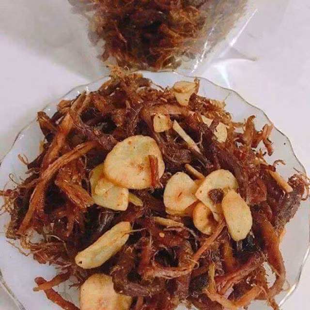 Với vị ngọt bùi pha vị cay tê tê đầu lưỡi, thịt heo khô cháy tỏi thực sự là 1 món khoái khẩu của rất nhiều người. Ảnh: lozi.