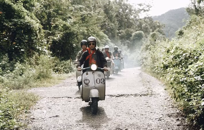 Ngoài Acma đời 1956, anh còn sở hữu một chiếc Vespa cổ hàng hiếm khác.