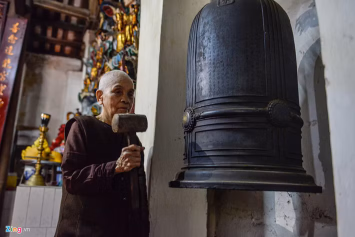 Cụ Thích Đàm Chỉnh (88 tuổi) tu hành trong chùa Bà Đanh từ nhỏ, giờ đây, hàng ngày vẫn làm công việc quét dọn. Hiện có 3 nhà sư tuổi cao trông coi chùa.