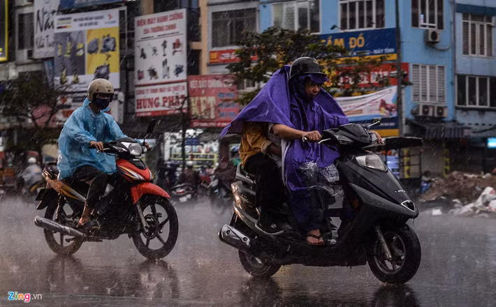 8h30, cơn mưa lớn đột ngột đổ xuống. Đã lâu lắm, Hà Nội mới xuất hiện một trận mưa.