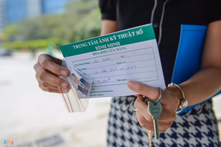 Chị Nguyễn Thị Dinh - nhân viên văn phòng chia sẻ: "Từ ngày có hiệu ảnh di động thế này, tôi đỡ phải đi xa để chụp, scan ảnh hoàn thiện hồ sơ cho khách hàng, mặc dù giá cả ở đây có cao hơn những nơi khác".