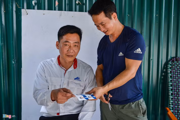 "Tuy giá thành chúng tôi lấy có cao hơn nơi khác nhưng nhiều khách hàng vẫn hài lòng vì làm nhanh và tiện lợi", anh Tuấn nói.